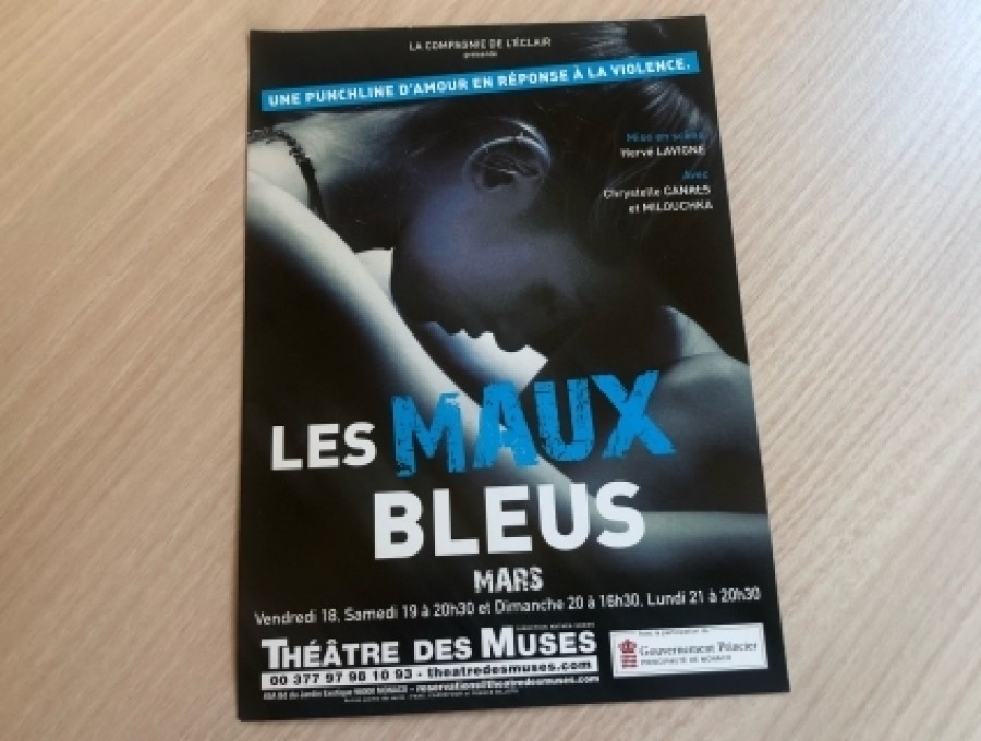 Le Haut Commissaire assiste à la pièce "Les Maux Bleus" au Théâtre des Muses