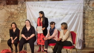 High Commissioner attends performance of Les Maux Bleus at Théâtre des Muses